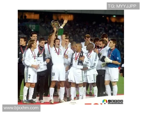 足球明星菲戈的生活揭秘：从绿茵场到家庭的幸福与挑战